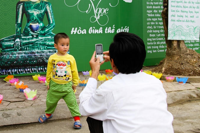 Phật tử và nhân dân tranh thủ lưu lại kỷ niệm cho các em nhỏ.
