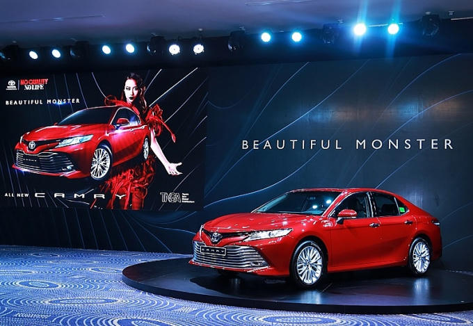 Xe sẽ ch&iacute;nh thức được b&aacute;n ra thị trường th&ocirc;ng qua c&aacute;c đại l&yacute; Toyota ch&iacute;nh h&atilde;ng tr&ecirc;n to&agrave;n quốc từ ng&agrave;y ng&agrave;y 24/4 với 7 m&agrave;u ngoại thất trong đ&oacute; c&oacute; 4 m&agrave;u mới.