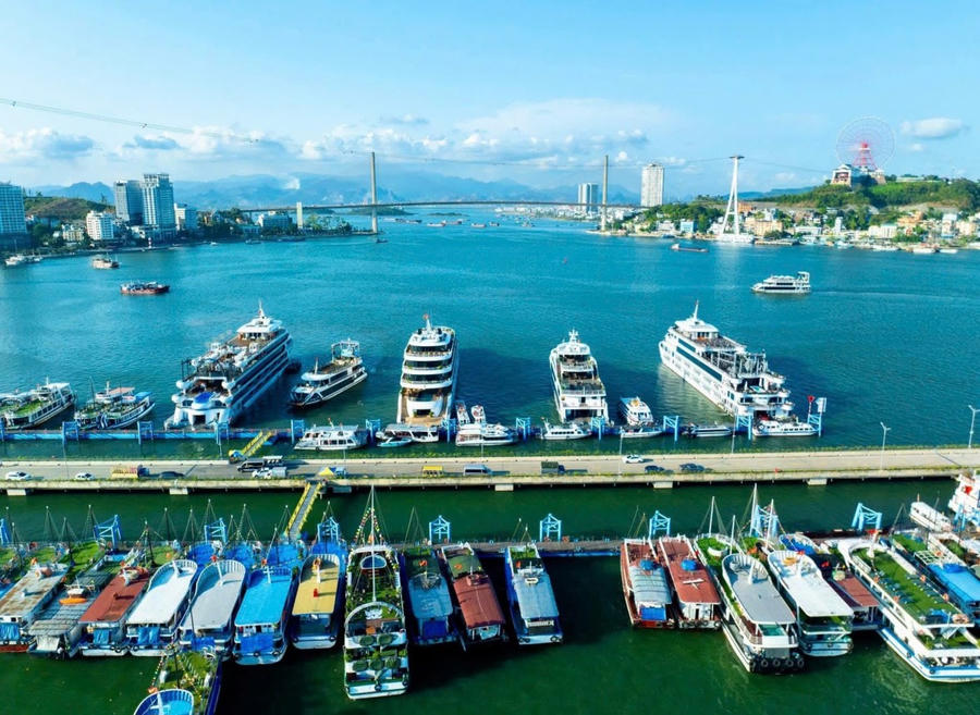 Bến tàu du lịch quốc tế Hạ Long với hàng loạt tàu nghỉ đêm và tàu tham quan neo đậu trên vịnh Hạ Long, sẵn sàng phục vụ du khách trong mùa du lịch cao điểm.