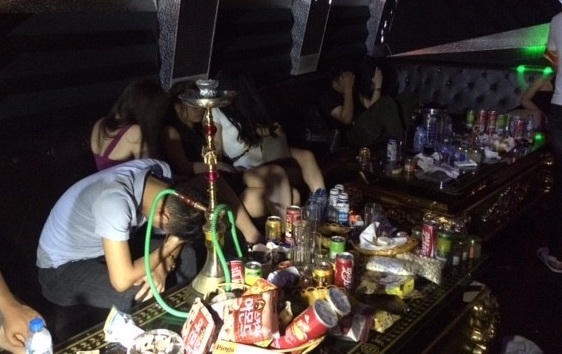 Tại thời điểm lực lượng công an ập vào, hàng trăm dân chơi đang quay cuồng, thác loạn trong các phòng hát.