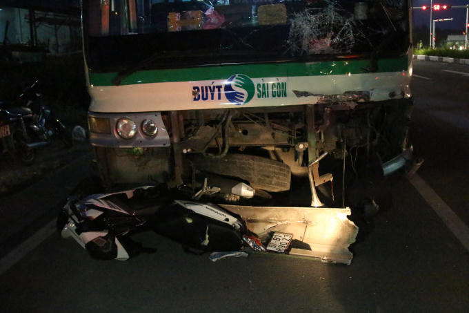 Chiếc xe buýt cuốn xe máy vào gầm, kéo đi gần 50m.