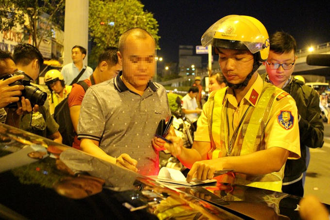 Tài xế ô tô thừa nhận hành vi vi phạm, sau khi uống 2-3 chai để... tiếp khách. Ảnh: L.Thoa
