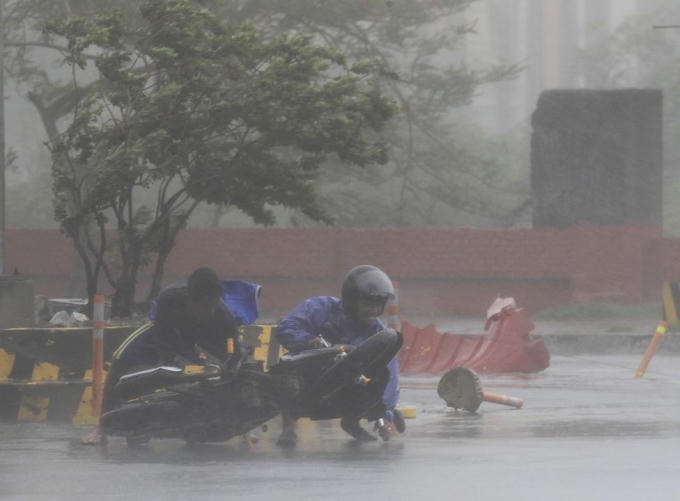 Siêu bão Rammasun đổ bộ vào Manila năm 2014 quật ngã nhiều người đi đường. (Ảnh: Reuters)