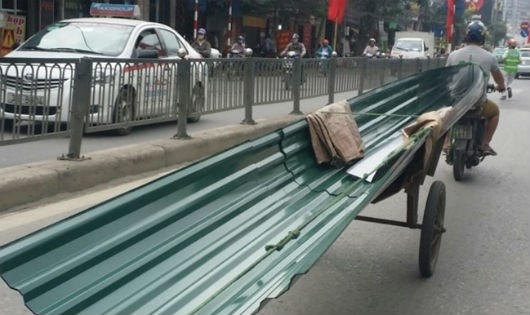 Những "hung thần" tự do "lộng hành" trên các tuyến phố nhưng không bị lực lượng chức năng "sờ" đến.