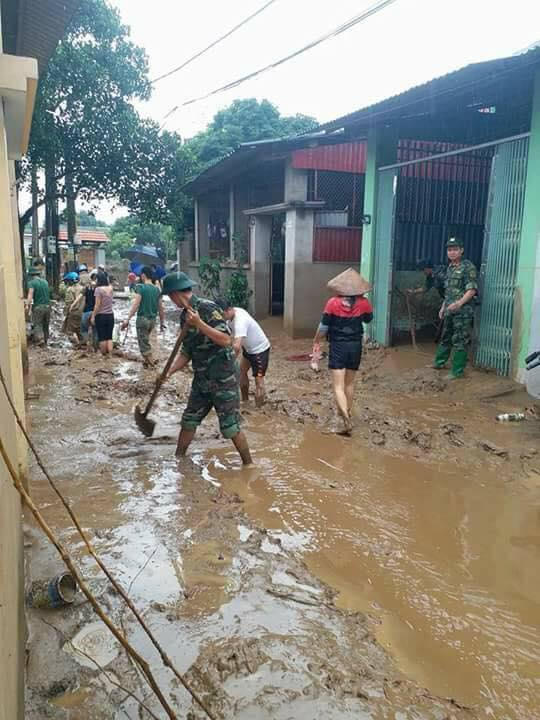 Lượng lớn bùn đất được lực lượng Bộ đội thu dọn. (Ảnh: Tùng Duy - Báo Tiền Phong)