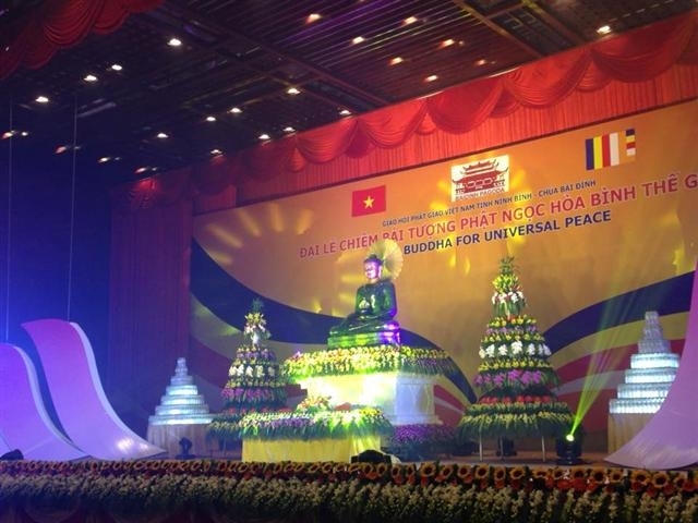 Ở mọi góc nhìn, tượng Phật ngọc hòa bình luôn tỏa ánh hào quang.