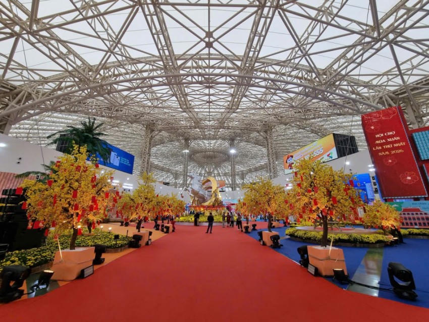 Mai vàng rực rỡ tại không gian văn hoá của TP Hồ Chí Minh trong hội chợ mùa xuân.