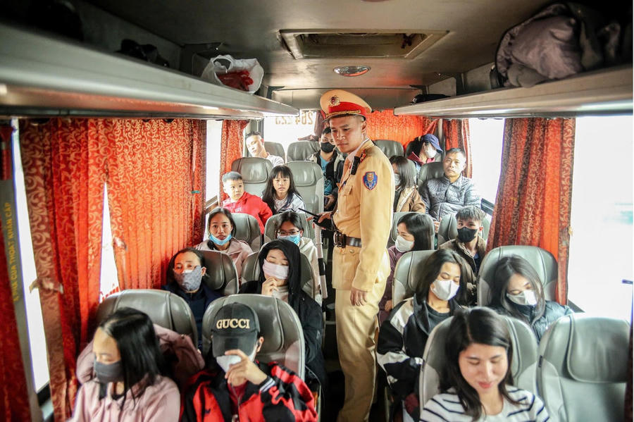 CSGT siết chặt kiểm soát hoạt động vận tải hành khách, nhằm bảo đảm trật tự an toàn giao thông.
CSGT siết chặt kiểm soát hoạt động vận tải hành khách, nhằm bảo đảm trật tự an toàn giao thông.