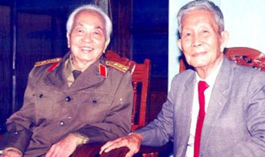 Đại tướng Võ Nguyên Giáp và GS Trần Văn Giàu.