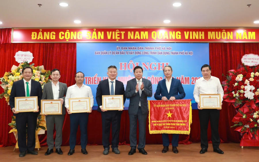 Phó Chủ tịch Thường trực UBND Thành phố Dương Đức Tuấn trao Cờ xuất sắc phong trào thi đua và Bằng khen của UBND Thành phố cho các tập thể.