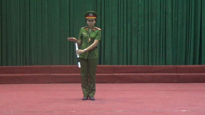 Vòng dây của gậy đeo vào cổ tay, độ dài của vòng dây buộc làm sao khi thả xuống thif đáy gậy ở giữ lòng bàn tay. Nếu đáy gậy ở dưới các ngón thì tay khi mà xảy ra sự cố gì thì điều khiển gạy sẽ không được cơ động, linh hoạt.