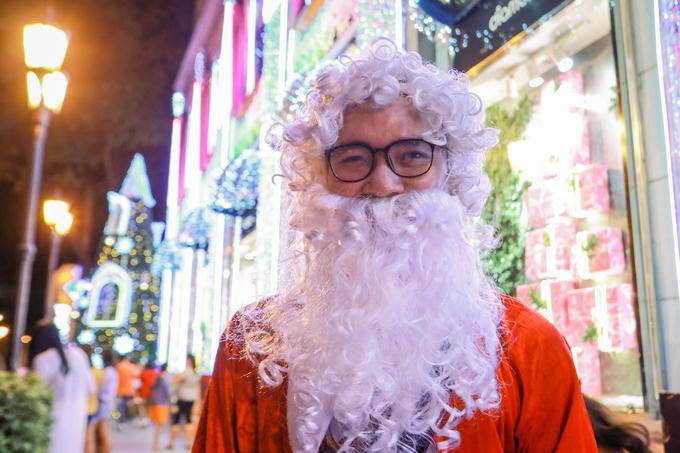 Văn Luân hóa trang thành ông già Noel để bán phụ kiện, đồ lưu niệm mùa Giáng sinh trước trung tâm thương mại ở quận 1. "Mình đã làm nghề này được 4 năm rồi. Hết mùa Noel lại tìm nghề mới. Những ngày này, thích nhất là cùng chụp hình với các em nhỏ", chàng trai nói.