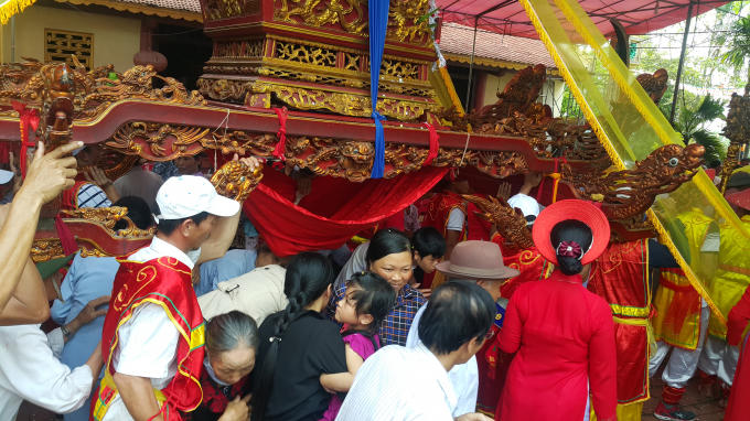 Bất cứ kiệu nào đi qua, người dân cũng chui qua