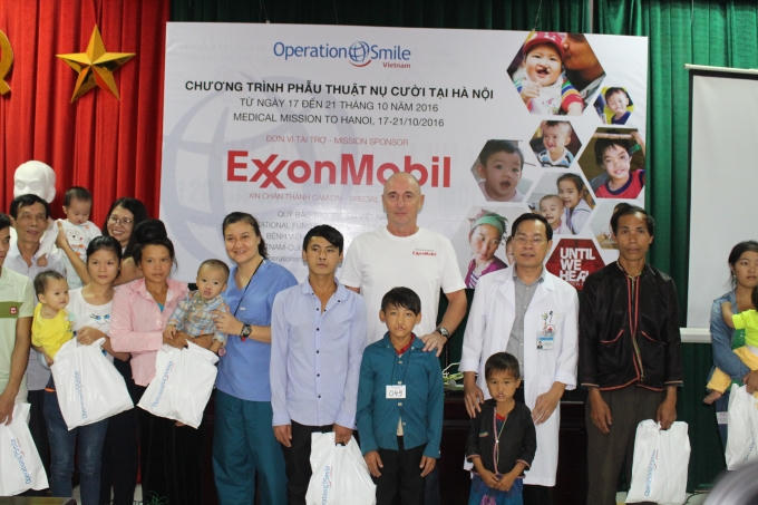 Đại diện Công ty ExxonMobil tặng quà cho một số gia đình khó khăn.