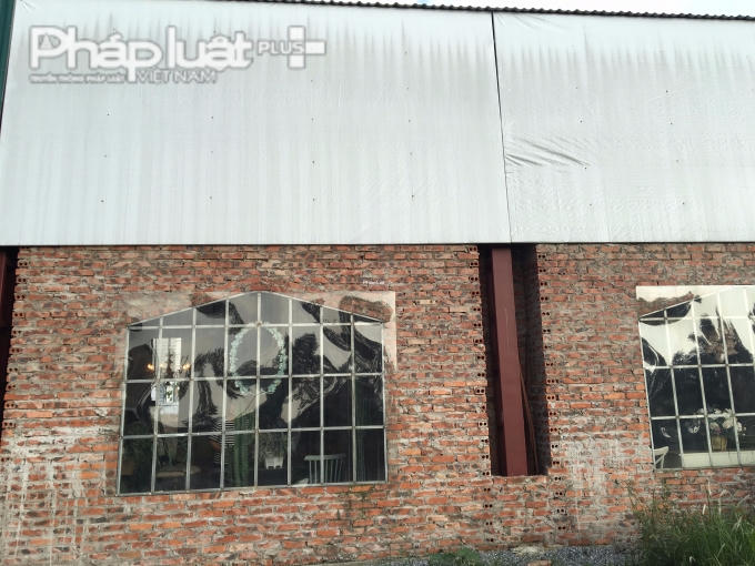 Những "công trình tạm" theo xây dựng bằng gạch, tôn, sắt tại đây.