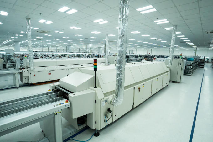 Khu vực sản xuất bảng bạch điện tử (SMT) quy tụ dàn các máy móc, thiết bị đến từ các thương hiệu hàng đầu thế giới. Đây được xem là “xương sống” của dây chuyền sản xuất.