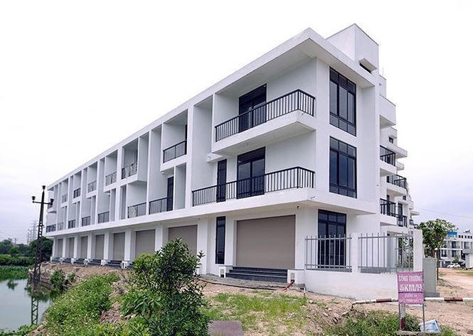 Tuy nhiên, thông tin trên báo Tiền phong cho biết, dù đã hoàn thành nhưng nhiều hạng mục cơ sở hạ tầng vẫn chưa thực hiện. Nhiều chủ hộ đập đi, xây dựng lại vì cho rằng thiết kế của chủ đầu tư không phù hợp với nhu cầu của họ. Ảnh: Tiền phong.