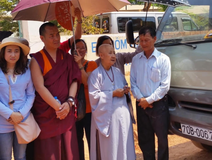 Trao tặng quà cho học sinh nghèo tại địa phương.