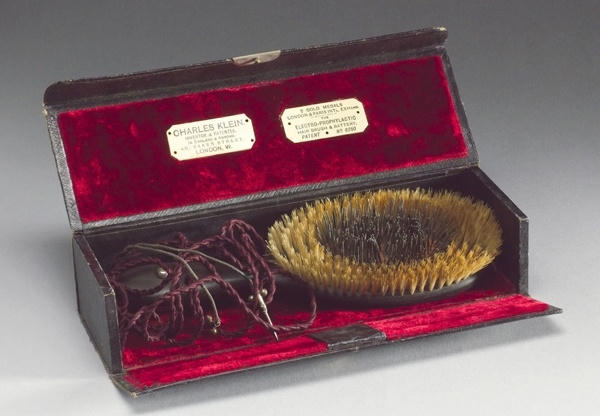 Chiếc lược điện do Charles Klein phát minh vào những năm 1890s được cho là có công dụng trị đau đầu và ngăn ngừa tình trạng hói.