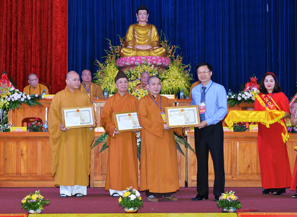 Ông Phạm Duy Hưng, Phó Chủ tịch UBND tỉnh Bắc Kạn tặng Bằng khen tuyên dương công đức đến những tập thể, cá nhân BTS GHPGVN tỉnh Bắc Kạn.