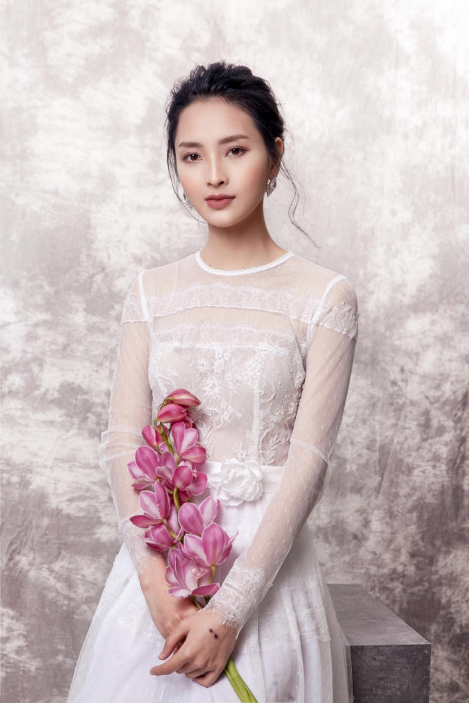 Huyền Trang dịu d&agrave;ng, đằm thắm trong mẫu thiết kế đầm ren lưới t&ocirc;ng hồng đất xu hướng. Phom d&aacute;ng tối giản c&agrave;ng nổi bật những chi tiết ren lưới tỉ mỉ của chiếc v&aacute;y.