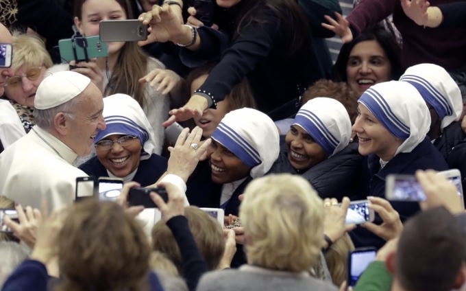 Giáo hoàng Pope Francis được chào đón bởi một nhóm các nữ tu trước khi thực hiện một bài phát biểu hàng tuần. (Ảnh: Andrew Medichini / AP)