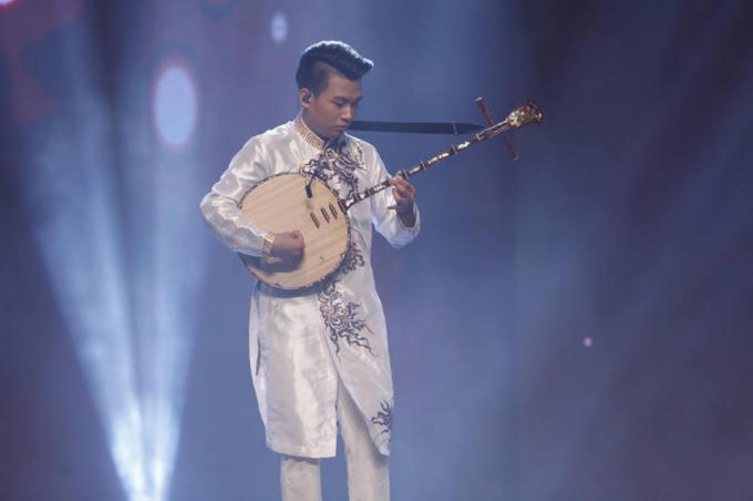 Trung Lương đầy tự tin trong màn trình diễn độc tấu đàn nguyệt Ahrix - Nova.