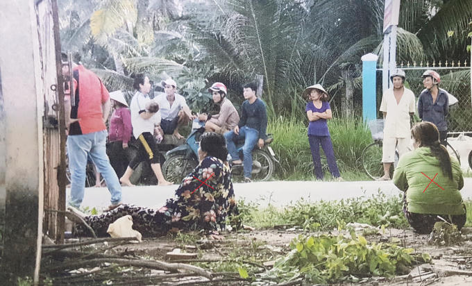 Hai trong số những đối tượng (dấu chéo đỏ) đến ngăn cản, ăn vạ.