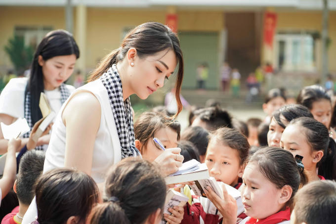 Các người đẹp hoa hậu vượt núi tặng sách cho thanh niên vùng cao