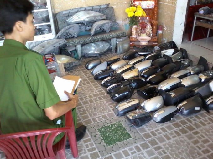 Cần Thơ: Cảnh s&aacute;t mật phục bắt &ldquo;n&oacute;ng&rdquo; kẻ bẻ trộm h&agrave;ng loạt gương chiếu hậu xe &ocirc; t&ocirc;