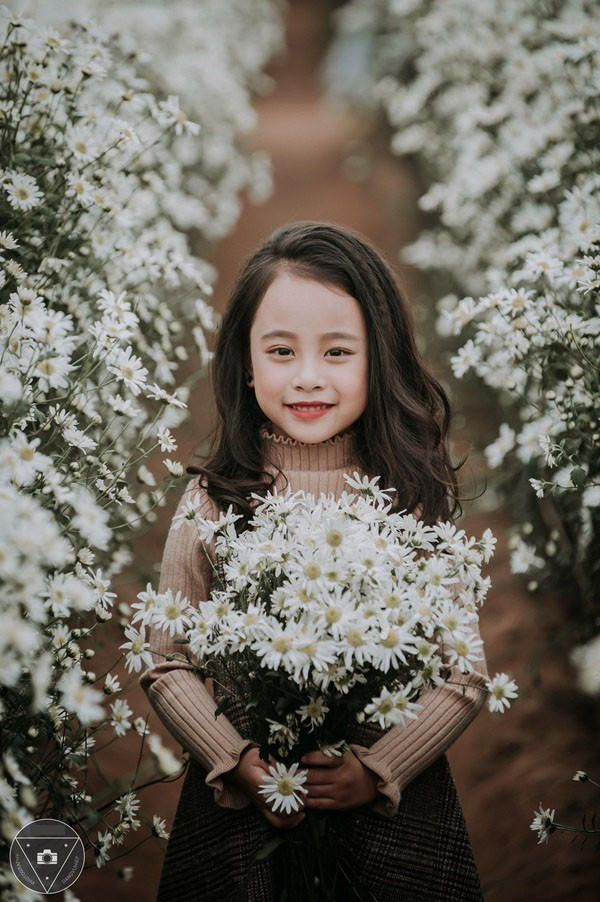 “Tiểu Chi Pu” khiến cư dân mạng sôi sùng sục với bộ ảnh chụp cùng cúc họa mi được đánh giá là đẹp nhất mùa