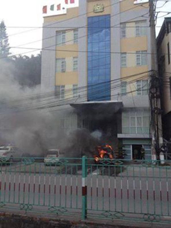 Chiếc xe ô tô 5 chỗ bốc cháy trước trụ sở Công an phường Cửa Ông.