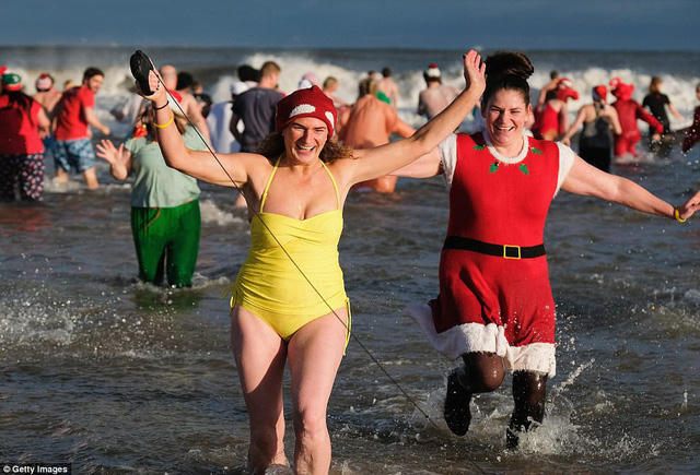 Boxing Day Dip được tổ chức c&aacute;ch đ&acirc;y h&agrave;ng chục năm với sự kiện lần đầu ti&ecirc;n v&agrave;o năm 1970 tại thị trấn Tenby, hạt Pembrokeshire, xứ Wales.&nbsp;Sự kiện năm nay cũng thu h&uacute;t h&agrave;ng ngh&igrave;n người xuống tắm v&agrave; tới xem.