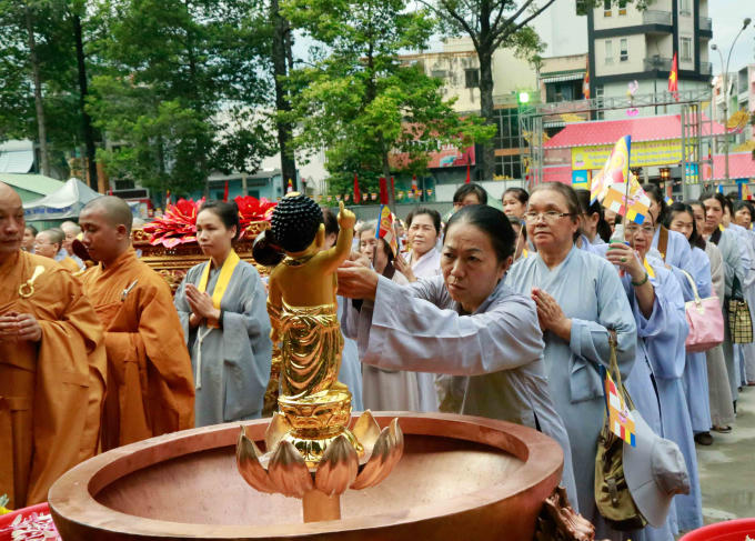 Phật tử thành kính tắm Phật.