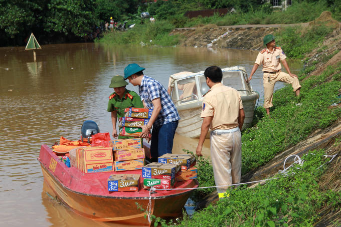 V&agrave;o v&ugrave;ng rốn lũ s&ocirc;ng Bưởi: Hơn ngh&igrave;n người cầm cự giữa m&ecirc;nh m&ocirc;ng biển nước