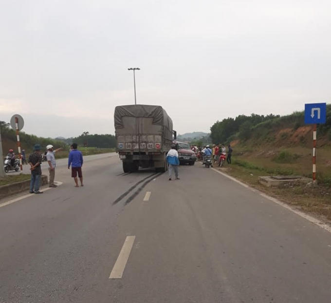 Vết phanh gấp kéo dài từ 5 - 7 m tại hiện trường vụ tai nạn