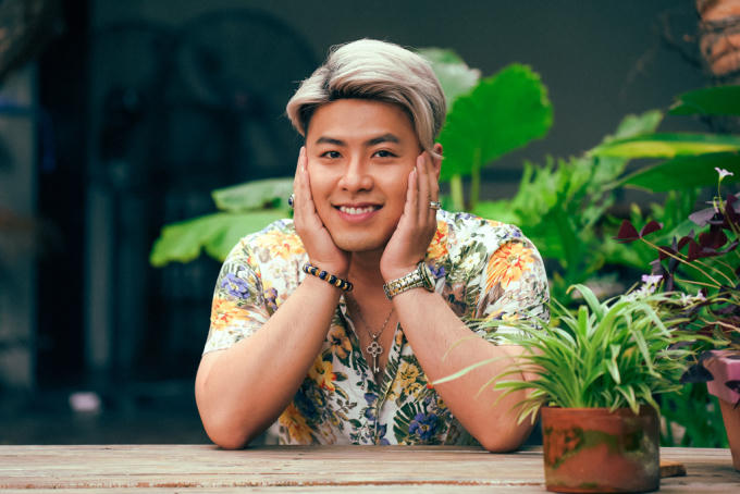 Nam ca sĩ Mùa đông không lạnh thừa nhận anh không sợ bị gọi là ca sĩ hội chợ vì chỉ muốn phục vụ khán giả. Ảnh: Bá Ngọc.