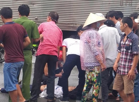 Nạn nhân được đi cấp cứu. Ảnh: Thiên Sơn