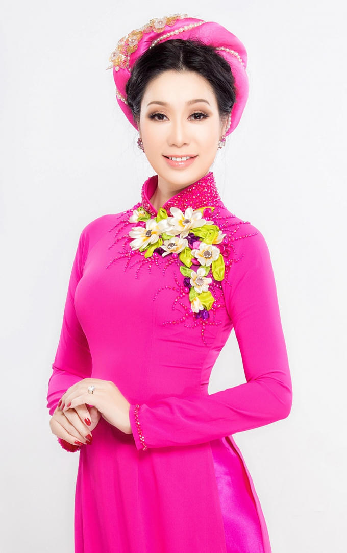 Có thể nói, Trịnh Kim Chi là một trong những người nghệ sĩ hăng say với những cống hiến cho nghệ thuật và cộng động. Tuy luôn bận rộn nhưng mỗi lần xuất hiện chị lại cuốn hút bởi vẻ đẹp rạng ngời xuân sắc, tràn đầy năng lượng. Đó cũng chính là vẻ đẹp được công chúng ngày càng yêu mến song hành cùng thời gian.