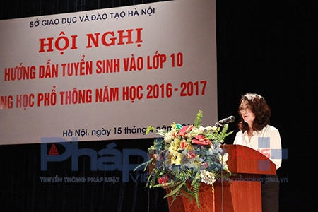 Bà Nguyễn Thu Hà - Phó trưởng phòng Quản lý thi và Kiểm định chất lượng giáo dục hướng dẫn thi tuyển sinh năm học 2016 - 2017.