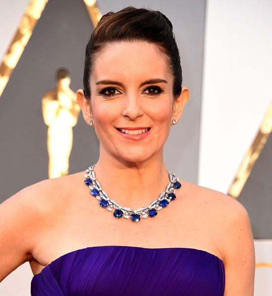 TINA FEY - TRANG SỨC BULGARI  Tina Fey cũng chọn một mẫu vòng cổ tuyệt đẹp khác của nhà Bulgari. Nhưng khác Naomi Watts cô chọn một chuỗi vòng cổ kết hợp kim cương và sapphire xanh blue tone sure tone với chiếc đầm cúp ngực màu xanh lam.