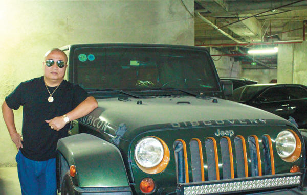 Nhà báo Đỗ Minh Tuấn bên cạnh chiếc Jeep Rubicon yêu thích trong bộ sưu tập ô tô của mình.