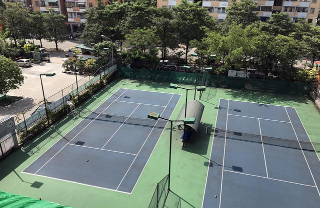 Sân chơi cho học sinh còn thiếu nhưng không hiểu sao trường lại ưu ái làm sân tennis?