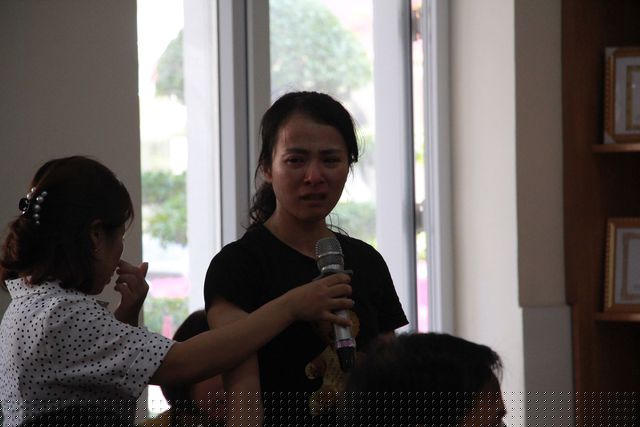 Cô giáo Nguyễn Thị Thu Trang đã bật khóc nức nở và nói lời xin lỗi