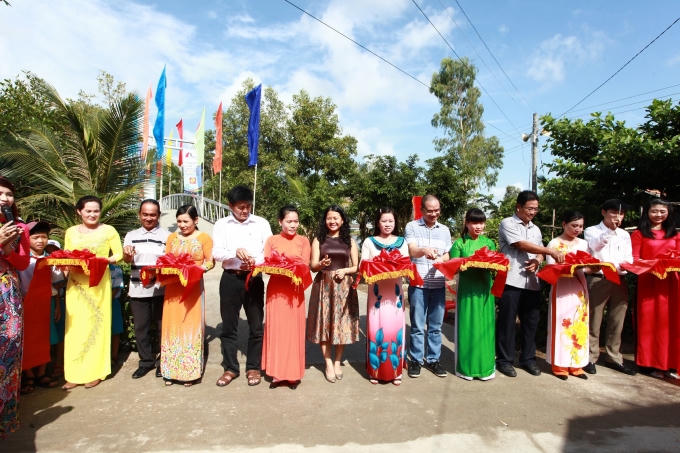 Bà Trần Uyên Phương - Phó Tổng Giám đốc Tập đoàn Number 1 – Tân Hiệp Phát tham dự Lễ cắt băng khánh thành cầu Dr Thanh – Cựa Gà.