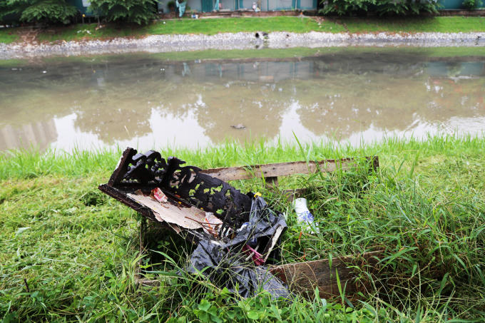 Lọ hoa và vật dụng khác trôi dạt lên bờ sau trận mưa lớn.