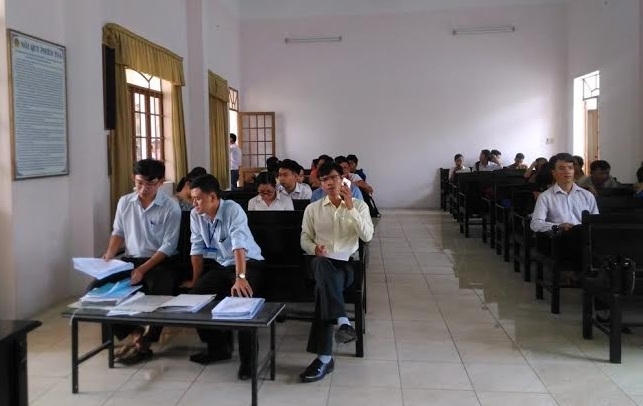 Nhiều người tham dự phiên tòa đã “bật cười” với cách trả lời ấp úng và bất nhất của đại diện UBND quận 2 và đại diện của Son Kim Land.