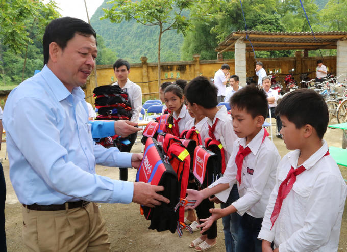 Ông Phan Huy Hoàng trao tặng cặp phao cứu sinh