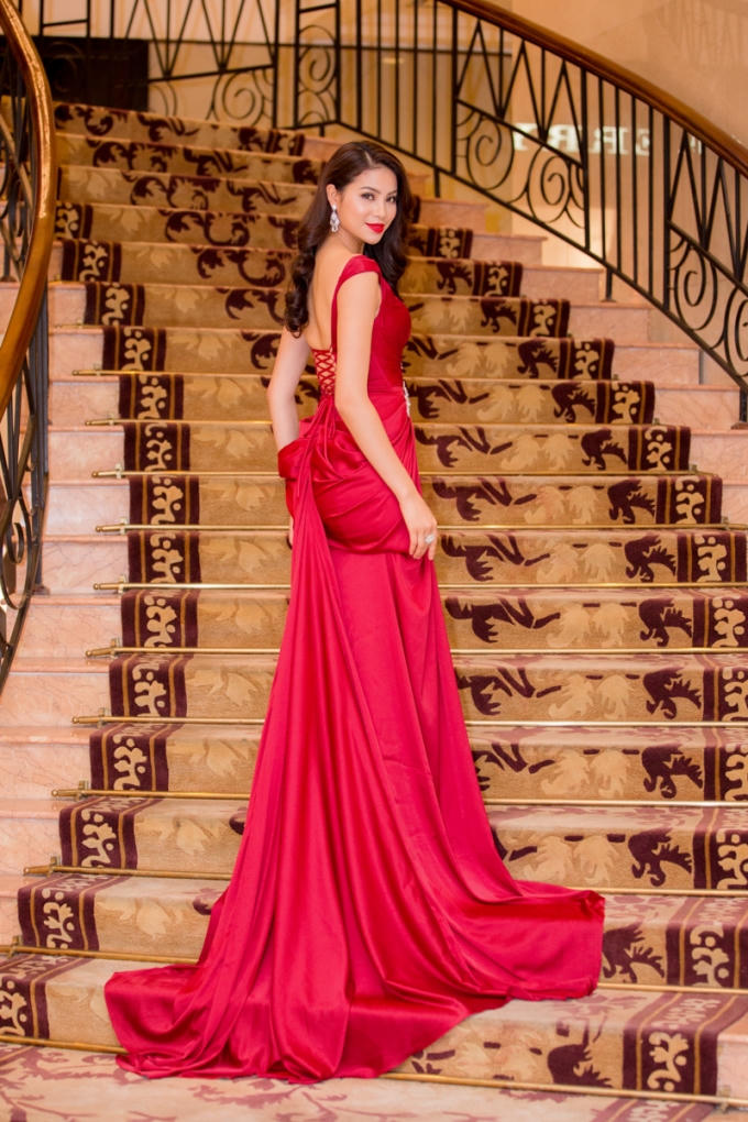 Bộ váy khoe vai trần gợi cảm kết hợp với phần váy đuôi cá vừa cổ điển vừa sang trọng giúp tôn lên vóc dáng quyến rũ của Phạm Hương.