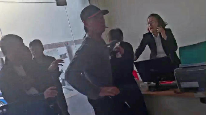 Một số hộ dân đã cố tình gây rối, làm ảnh hưởng đến trật tự an ninh khu chung cư Pruksa (ảnh cắt từ Clip của BQL Tòa nhà)